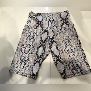 Onzie Women’s Bike Short size S/M; white snake skin